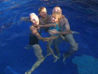 01 La Famille Se Jette A L Eau